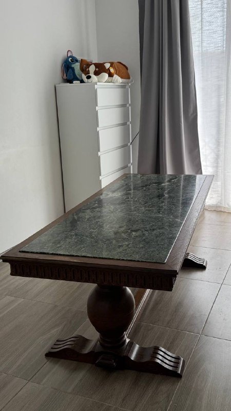Винтажный стол из массива дерева с мраморной столешницей