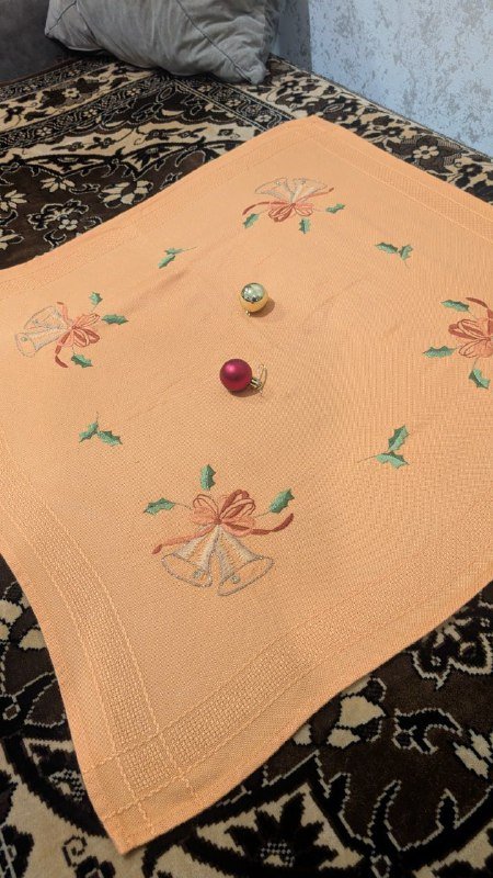 Новогодняя скатерть и новогодние игрушки 2