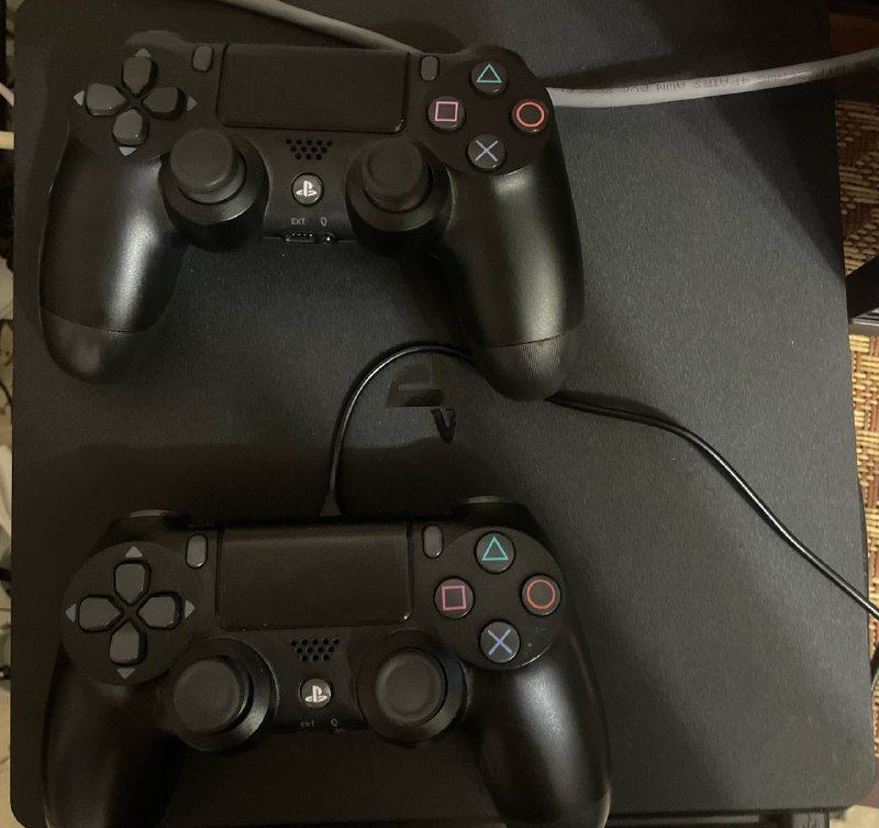 PlayStation консоль с двумя контроллерами