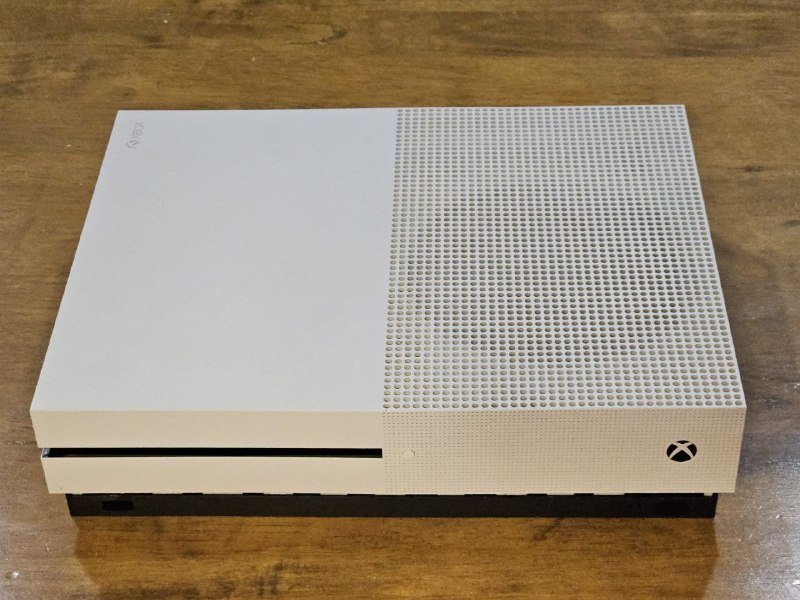 Xbox консоль с контроллером и аксессуарами