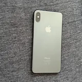 iPhone XS Max, Samsung Galaxy S10+ 1