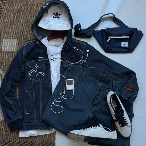 Джинсовая куртка Evisu, футболка Karl Kani, джинсы Levi’s, панамка Adidas, бананка Herschel, кеды Carhartt и Converse