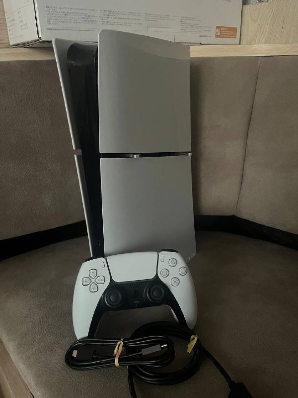 Ps5 slim digital edition с геймпадом и проводами