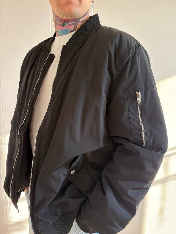 Чёрный бомбер, худи Hypers, чёрные и светло-голубые джинсы 3