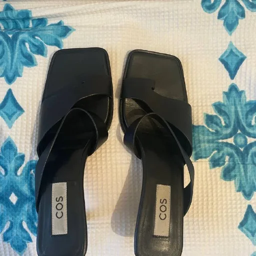 Женские шлепанцы COS