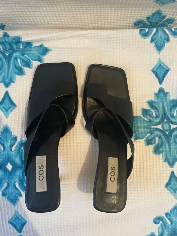 Женские шлепанцы COS
