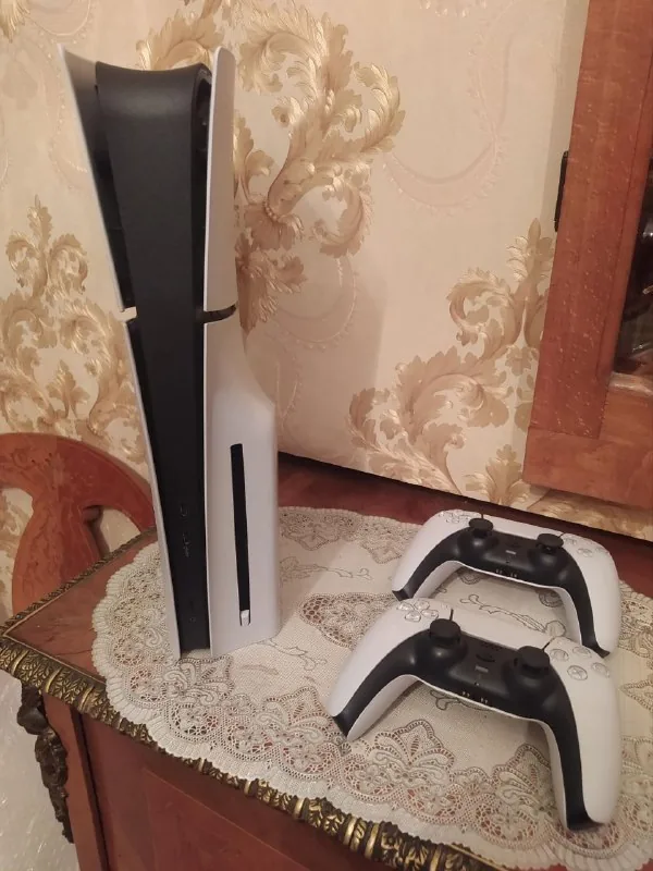 PlayStation 5, 2 джойстика, 1 ТБ, UFC 5