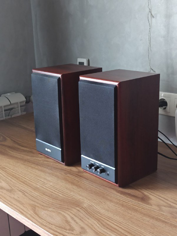 Сушилка, стол компьютерный, колонки SVEN SPS-702, лампа настольная