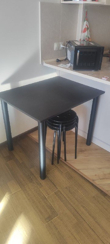 Черный столик на ножках 2