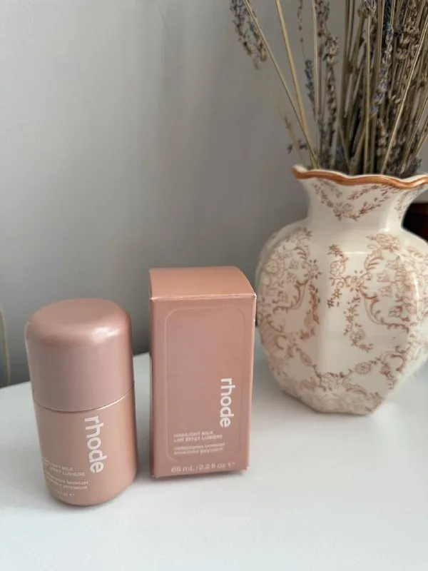 RHODE хайлайтер молочко 1
