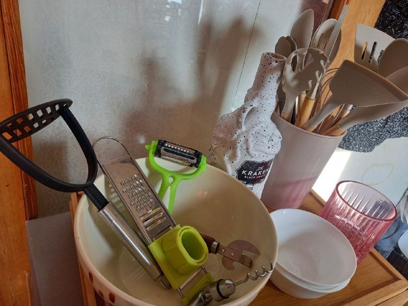 куртки, пальто, ботинки, кухонные принадлежности 10