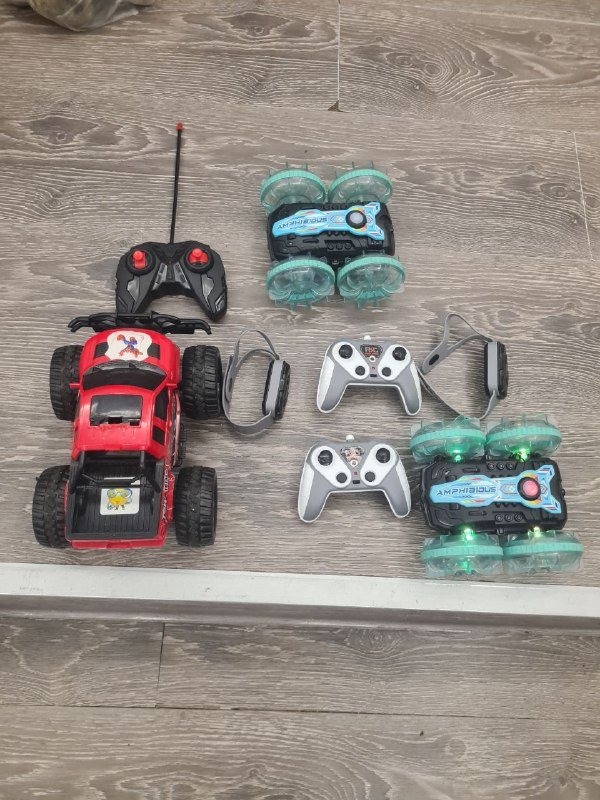 Плавающая игрушечная машинка с подсветкой и пультами управления 2