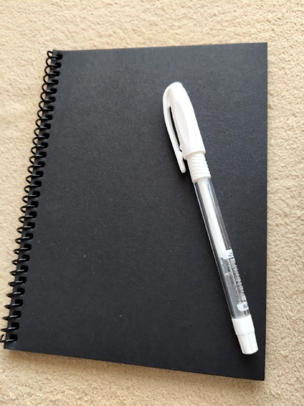черный блокнот с белой ручкой 2