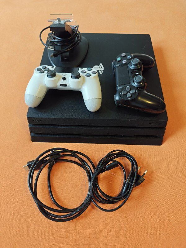 Sony PS4 Pro 1 ТБ с играми и аксессуарами