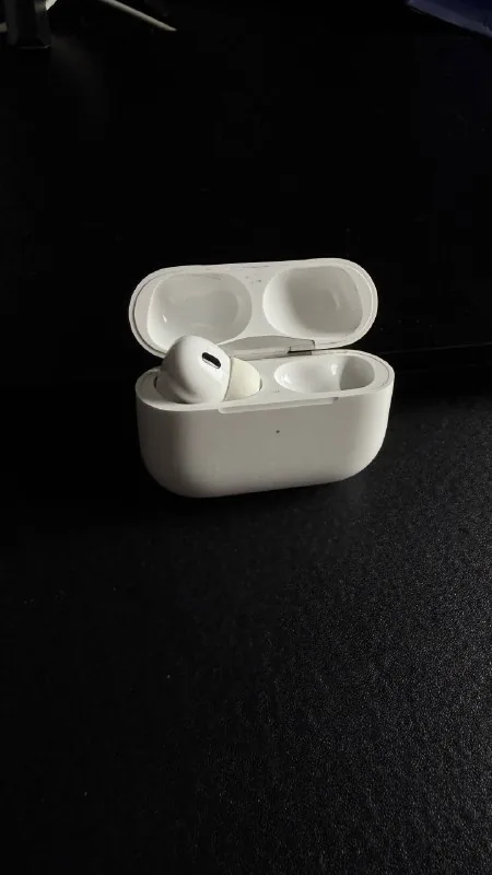 Левый наушник AirPods Pro 2, кейс 1