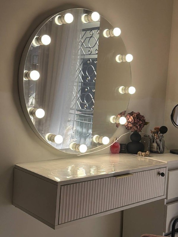 Рабочее место мастера с гримерным зеркалом и тумбой