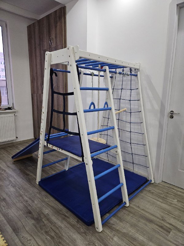 Деревянный спорткомплекс с горкой и качелями