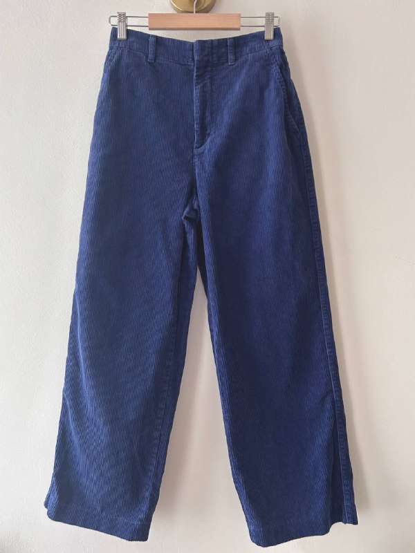 свитер ARKET, игрушка H&M HOME, шлепанцы Adidas Pharrell Williams, брюки вельветовые Uniqlo, джинсы Levi’s 7