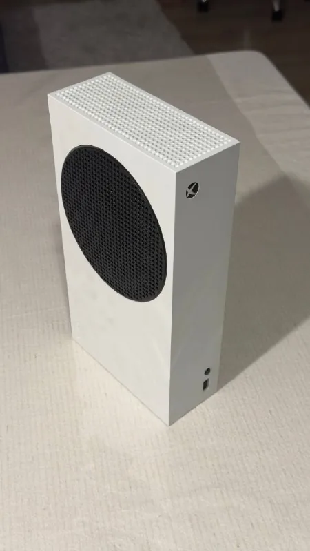 Xbox Series S, два геймпада 1