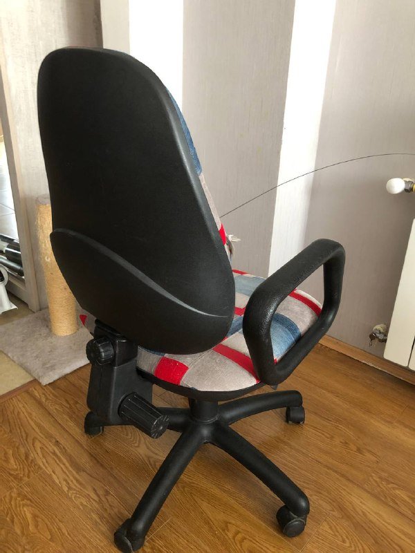 Офисный стул с пэчворком из денима и текстиля 2