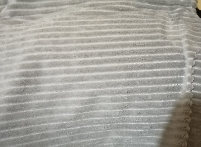 Деревянный стеллаж со 5 полками, пледы розовый и серый 3