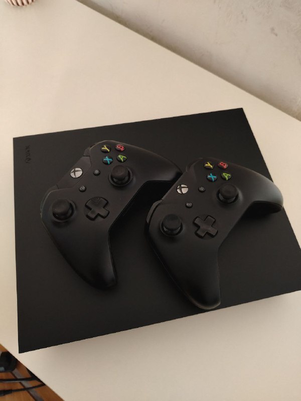 Xbox One X 1TB, 2 геймпада, кабели, зарядка