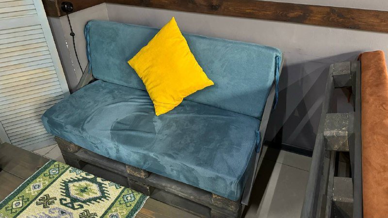 набор мебели из паллет (стол, два дивана) 2