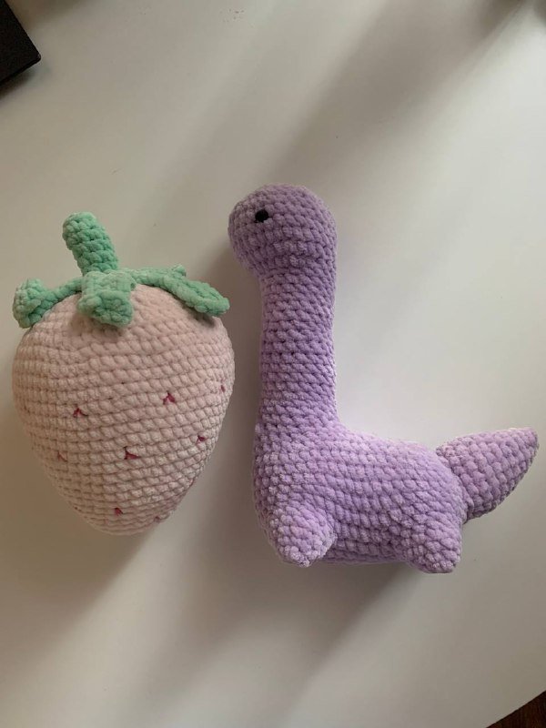 Набор бисера и лески, набор заколок, книги, клубничка и динозаврик ручной работы 4