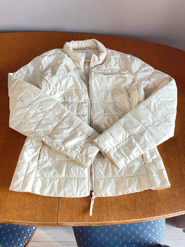 Тонкая куртка с капюшоном размер L