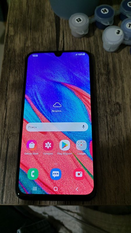 Samsung A40, iPhone 8 с чехлом