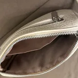 Платок Louis Vuitton, сумка через плечо, серый кардиган 6
