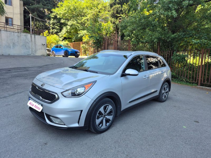 Kia Niro 2017 гибридный