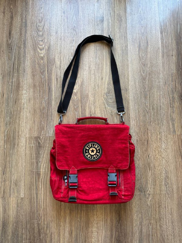 Рюкзак Eastpak, сумка Бумбокс, кроссовки Gucci Ace Black, кепки Ed Hardy, винтажный мессенджер Kipling, кеды Converse Shark, клатч Porsche, бананка Adidas 5