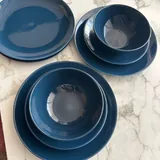 Синие тарелки Ikea и керамическая постановочная тарелка 2