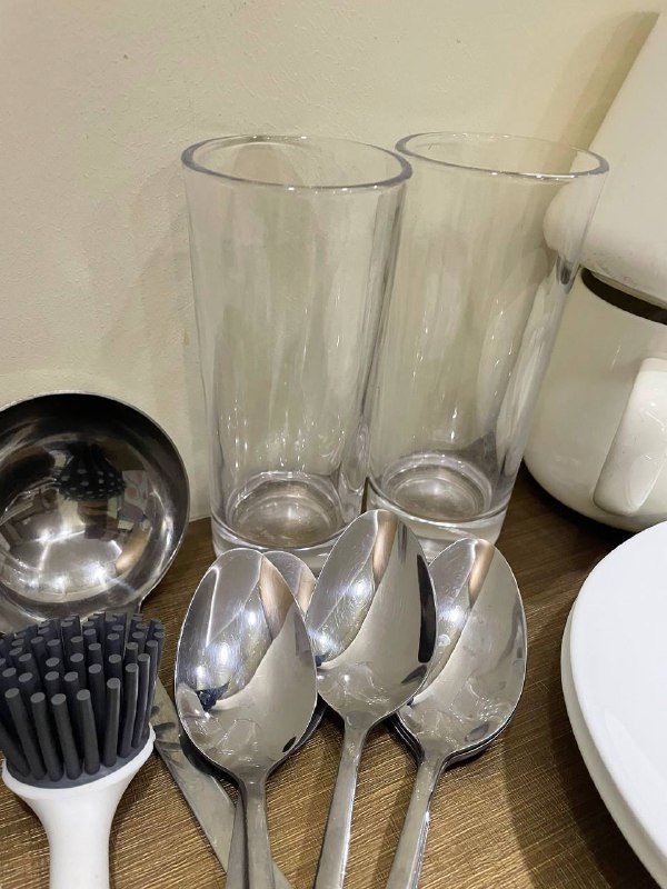 тарелки, пиалы, черпак, ложки, щетка для посуды, стаканы 9