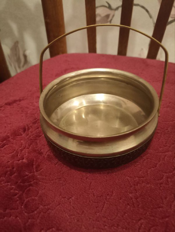 Посуда: сольницы, чайник, чашечки, графины, корзиночка 4