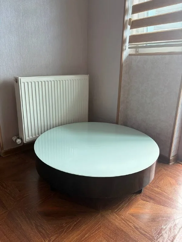 Низкий стол, стеклянная столешница 1