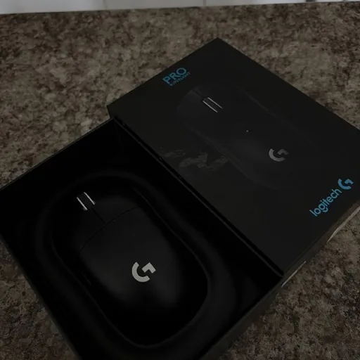 Монитор BenQ EX2710S, мышка Logitech G Pro X Superlight, вебкамера Elgato Facecam MK2, коврик Razer Gigantus V2