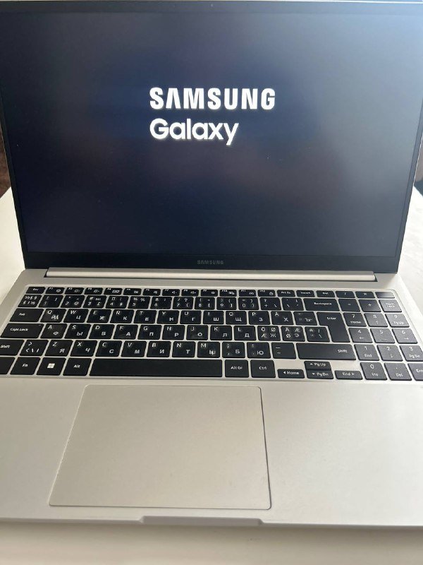 Ноутбук Samsung с лицензионной Windows, 8 ГБ ОЗУ, зарядка, чехол, сумка