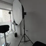 Комод, зеркало, консоль, свет Godox, софтбокс, ковер, полки, мусорка 3