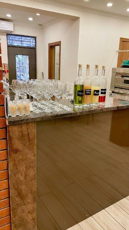 Деревянные столы, барная стойка, стойка-ресепшн администратора