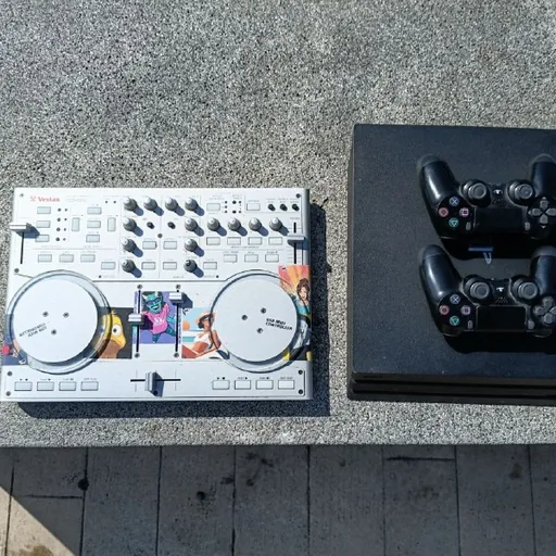 DJ controller Vestax VCI-100, Playstation 4 Slim