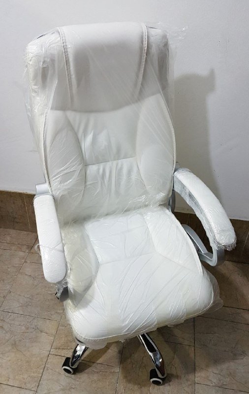 Белое офисное компьютерное кресло руководителя