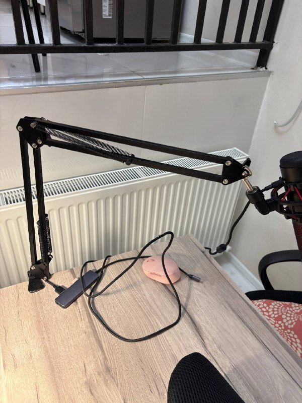 Инстакс, микрофон-колонка, JBL Flip 4, стол, кресло, стойка для микрофона, настольная лампа 6