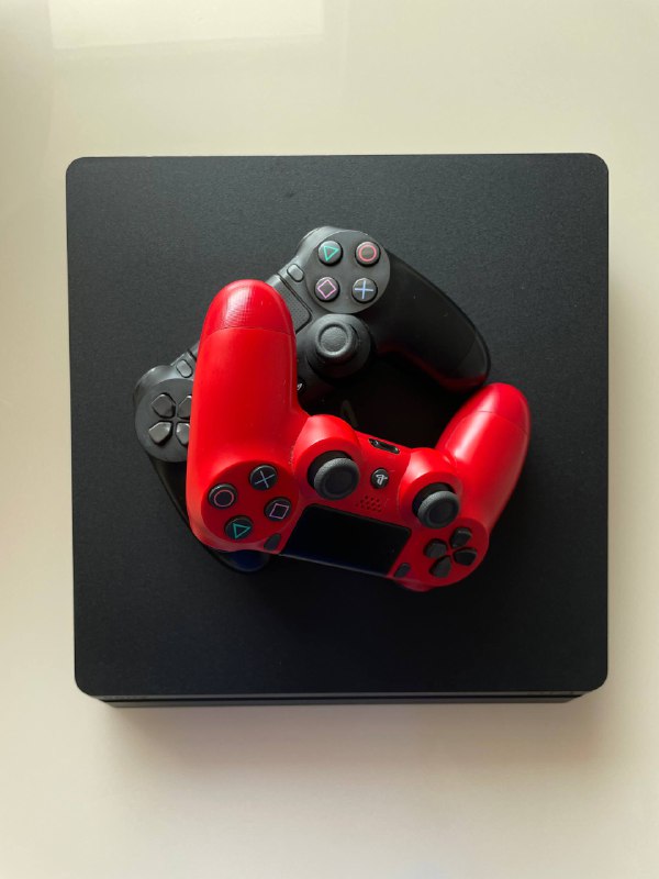 PlayStation 4 slim 1 TB с двумя геймпадами 3