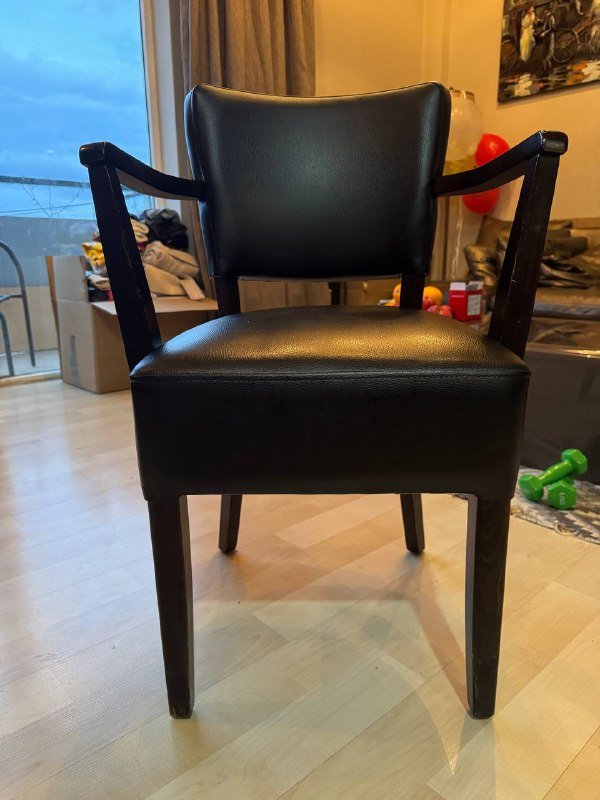 Кожаный стул с подлокотниками