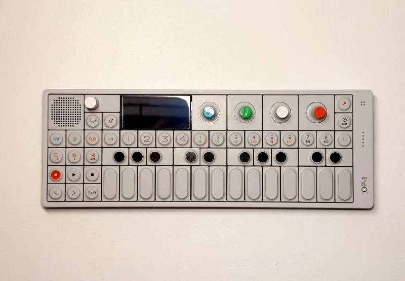 Teenage Engineering OP-1, гитарный комбоусилитель Mooer Hornet 15 1