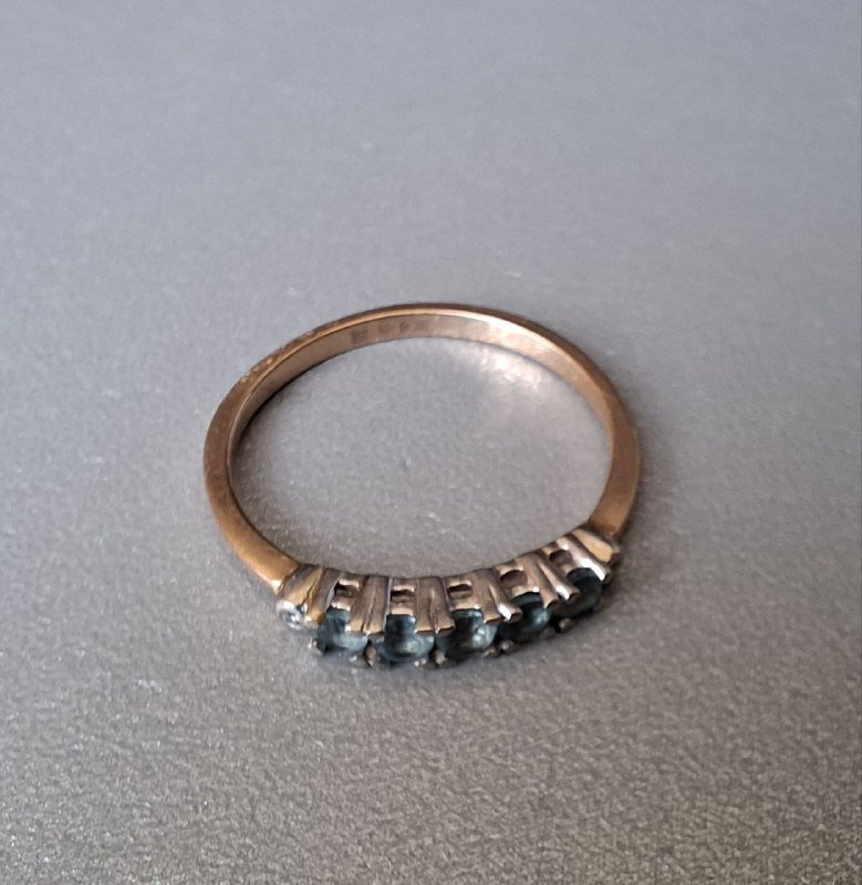 Золотое кольцо с топазом и фианитами