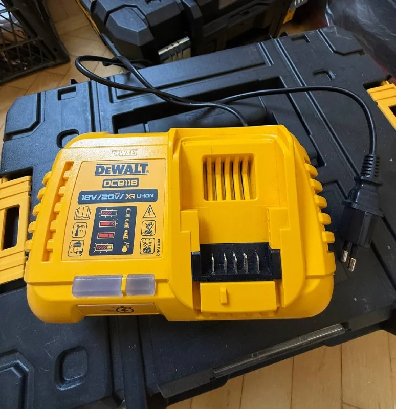 Зарядное устройство Dewalt DCB118 1