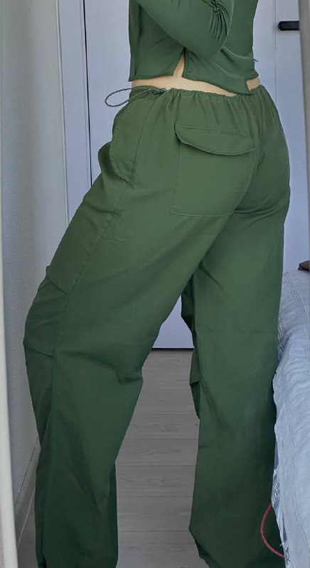 Тёмно-зелёный топ с длинными рукавами, штаны, бежевые штаны, кофта, джинсы 4